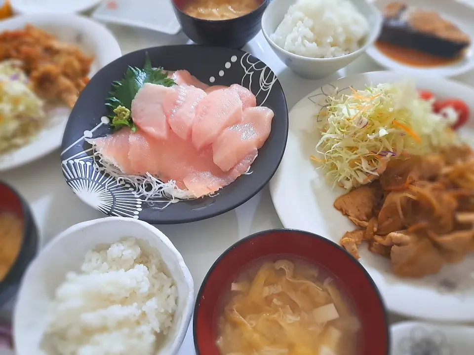 Snapdishの料理写真:夕食(*ˊ˘ˋ*)
豚肉野菜炒め&サラダ🥗
ぶりの照り焼き
鮪のお刺身🐟
おみそ汁(ヤマブシタケ、油揚げ、豆腐)|プリン☆さん