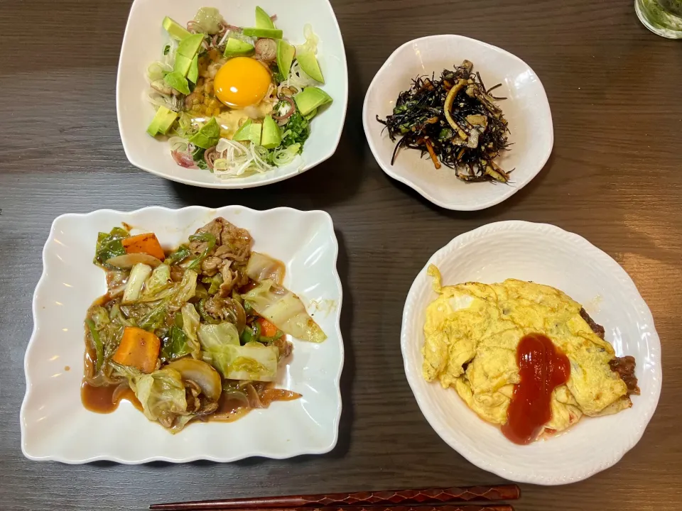 Snapdishの料理写真:ソフリットの残りカスを具にしたオムレツ(包むの失敗)、蒸しキャベツベースの麺無し焼きそば風野菜炒め(豚肉入)、貰い物のヒジキを3種の野菜と混ぜてキンピラ風(初ひじき)に、納豆と山芋卵にアボカドと薬味たっぷり(ワサビも入ってるよ)|tatsuponさん