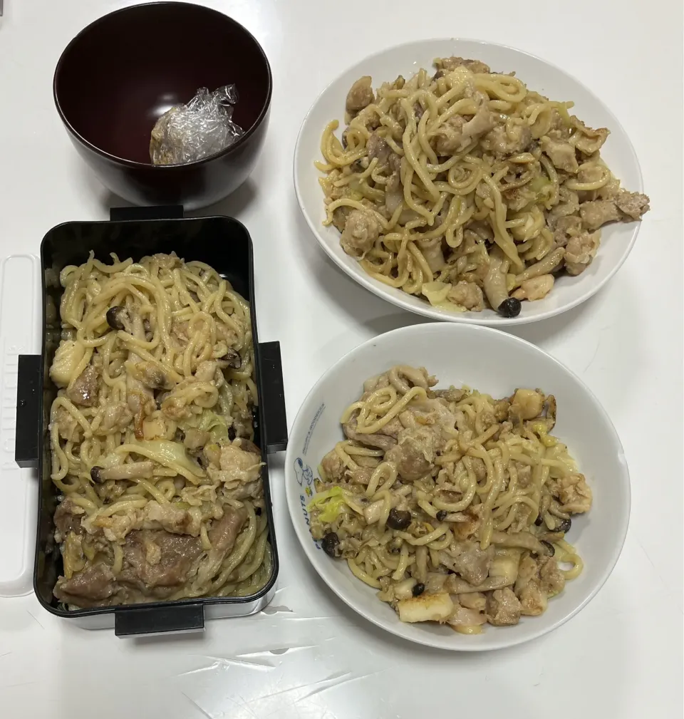 パパ弁と置き飯☆シーフード焼きそば（バターぽん酢）☆みそ玉（パパ弁）お皿の方はにぃにと母の。上にぃに。下母ちゃん。|Saharaさん