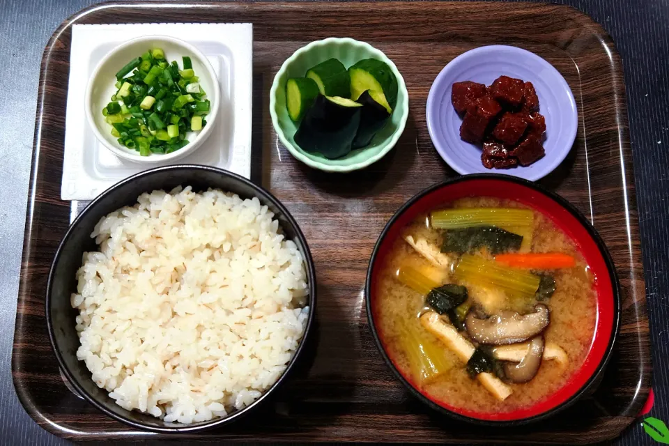 今日の朝ごはん（麦ごはんにマグロの角煮（佃煮）、なすときゅうりの漬物、納豆、小松菜のみそ汁）|Mars＠釜飯作り研究中さん