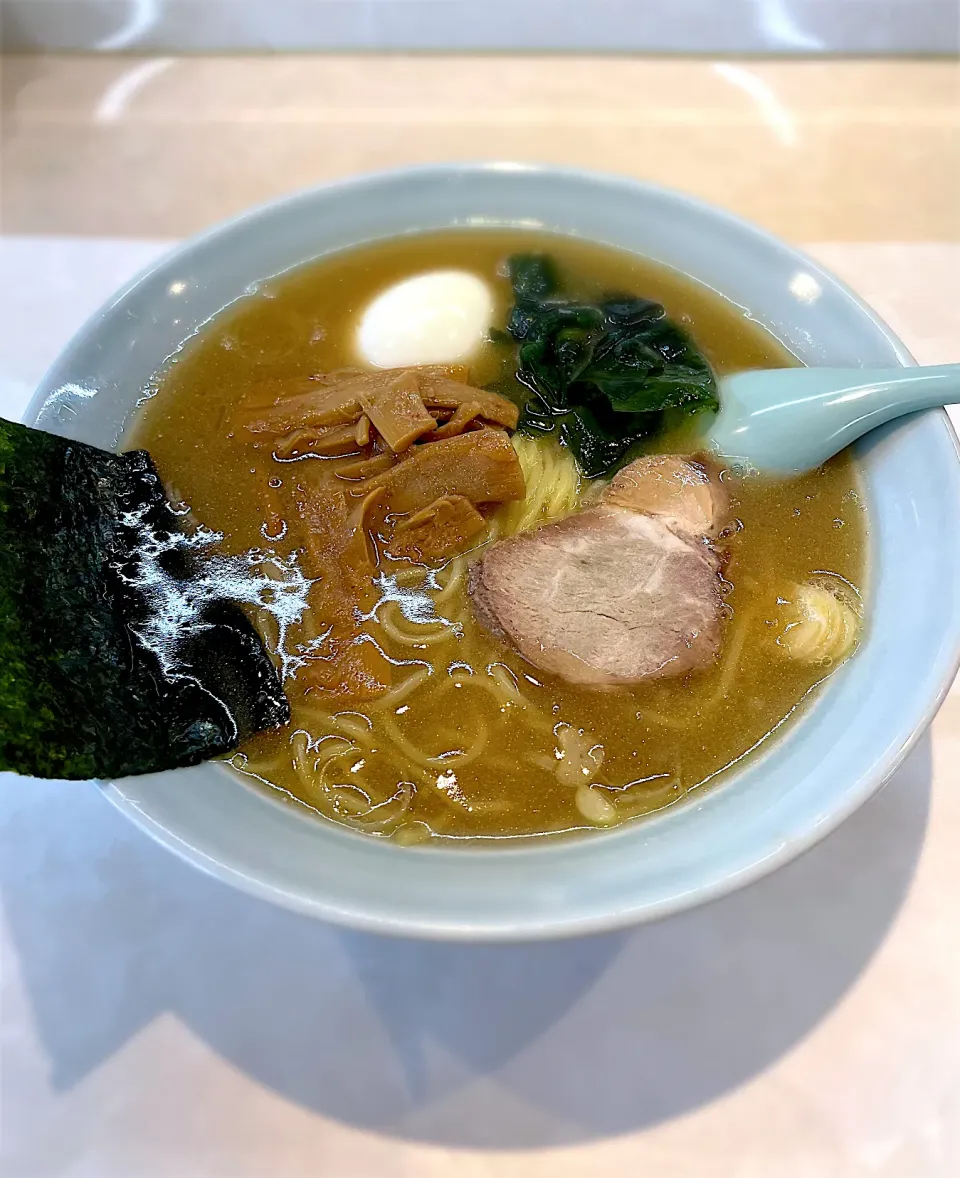 ラーメン和久さんの醤油とんこつラーメンを麺硬めで。|たかさん