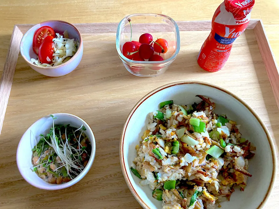 きんぴらごぼうピラフ＊エラグ酸納豆メカブ＊コールスローサラダ＊山田錦🍒＊Yakult1000|さくたえさん