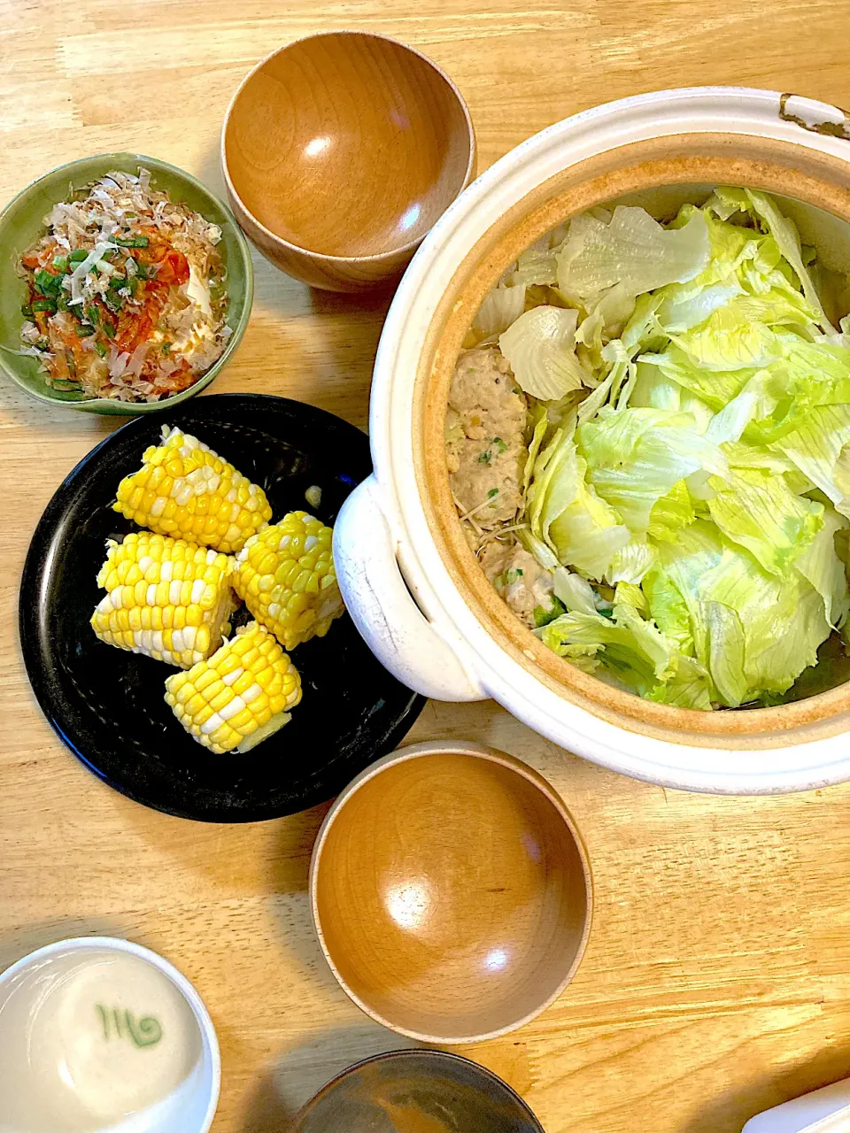 とりつくねとレタスのお鍋🍲|さくたえさん