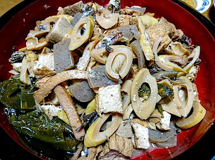 地元産アジ🐟の煮干しで破竹の煮物 破竹、コンニャク、厚揚げ、ワカメ、、天ぷら（じゃこ天みたいな魚肉の練り物）アジの煮干し|🐈⸒⸒⸒⸒つるのダンス🐈🐾さん