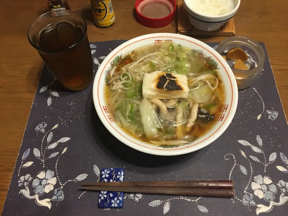 とろみ餡掛け醤油タンメン、おじや用のご飯、たまり漬け風沢庵、烏龍茶(昼飯)|enarinさん