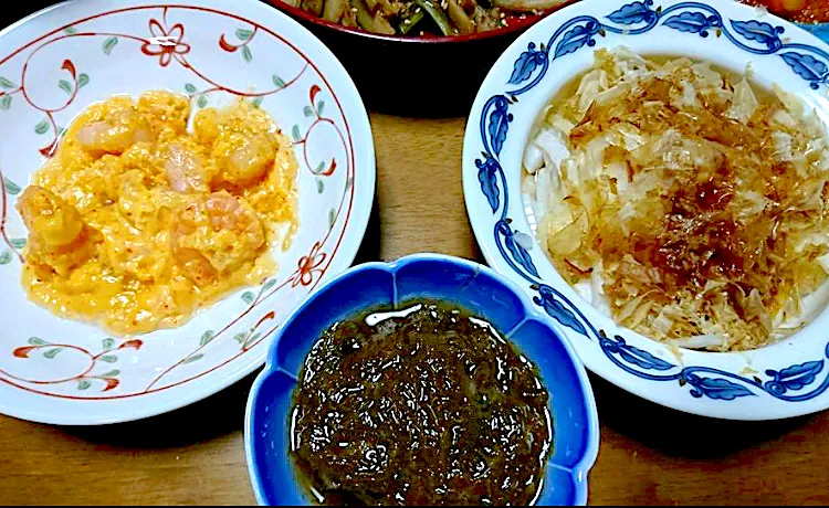 レトルト中華のエビマヨ🍤とオニオンスライス、絹もずく酢（沖縄の太もずくとは全く違い絹の様に細く、日本海側のほんの1部の海水の綺麗な場所にしか自生しないシャクシャクした食感の高級もずく）|🐈⸒⸒⸒⸒つるのダンス🐈🐾さん