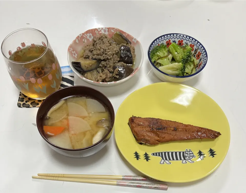 Snapdishの料理写真:晩御飯☆揚げなすのそぼろ煮☆ほっけみりん☆ブロッコリーの和え物（塩昆布・粉チーズ・オリーブオイル）☆みそ汁（大根・人参・しめじ）|Saharaさん