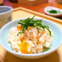 Snapdishの料理写真:トマトとしらすの炊き込みごはん

しらすのほのかな塩気がおいしい☺
優しい味わいの夏の炊き込みごはん🍅

柑橘系の果物を少量入れてあげると、爽やかな香りが食欲を促進させてくれます✨

淡い彩りがキレイなので、そうめんなど冷たい麺類と合わせても◎