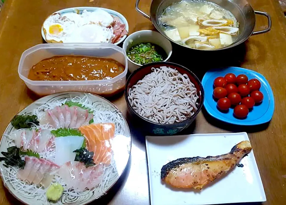 6月超手抜きの晩御飯 残り物のカレー 盛り蕎麦 焼き鮭 湯豆腐 プチ🍅 ハムエッグ 魚屋さんに頼んだ1000円の刺し身盛り|🐈⸒⸒⸒⸒つるのダンス🐈🐾さん