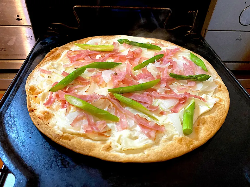 タルトフランベ焼けたよ😆アスパラガスものっけたよ👍白ワインで乾杯|shikaさん