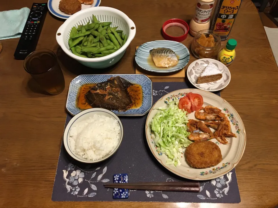 ご飯、カレイの煮付け、鯖味噌煮、牛肉コロッケ、甘海老の唐揚げ、トマト、千切りキャベツ、自分で塩茹でした枝豆、沢庵、六条麦茶、炊飯器で作ったヨーグルトチョコケーキ(夕飯)|enarinさん