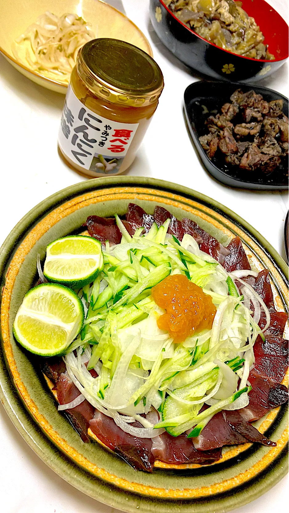 朝上げ本カツオの刺し身をポン酢に平兵衛酢とニンニク🧄味噌で|🐈⸒⸒⸒⸒つるのダンス🐈🐾さん