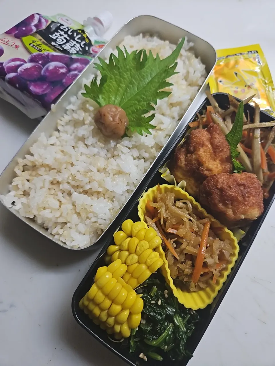 Snapdishの料理写真:☆高１弁当☆玄米入りごはん、梅、振りかけ、金平牛蒡、豆腐ナゲット、切干大根、とうもろこし、ほうれん草ナムル、ブドウゼリー|ｼｮｺﾗさん