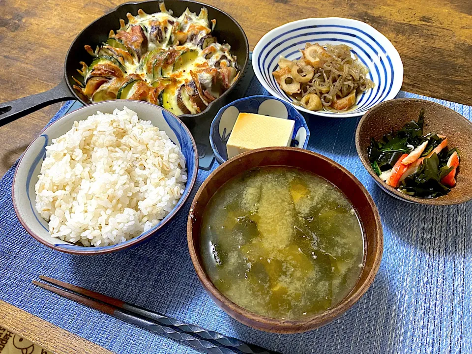 ナスとズッキーニ・ベーコンの重ね焼き　糸こんにゃくとちくわの甘辛煮　きゅうりとカニカマの酢の物　麦ご飯　味噌汁|♡misaki♡さん