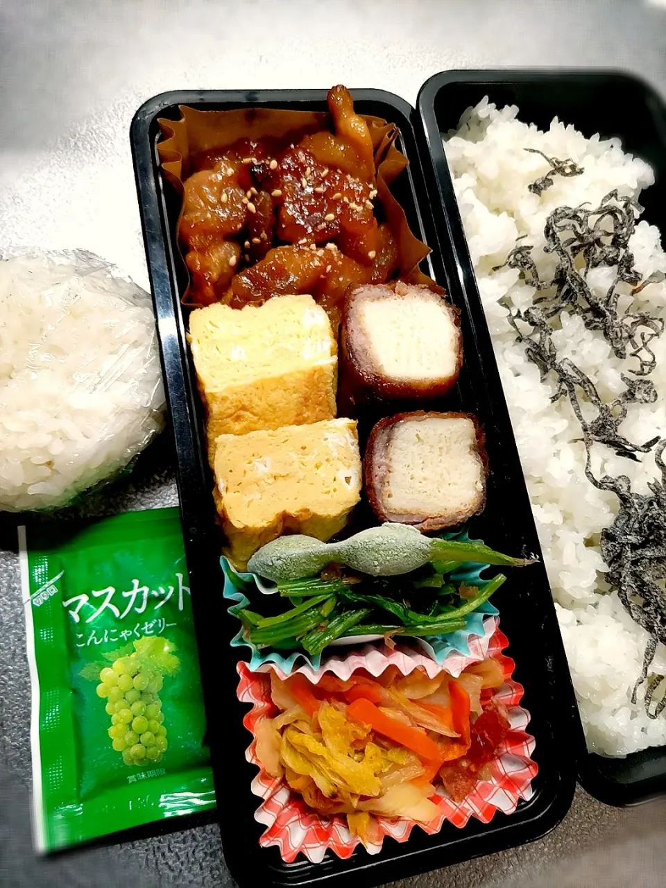 Snapdishの料理写真:本日のお弁当
照焼きチキン
作り置き厚揚げ豚巻き
毎日卵焼き
ほうれん草オカポンあえ
白菜人参ベーコン炒め煮
自然解凍枝豆|Kaoriさん