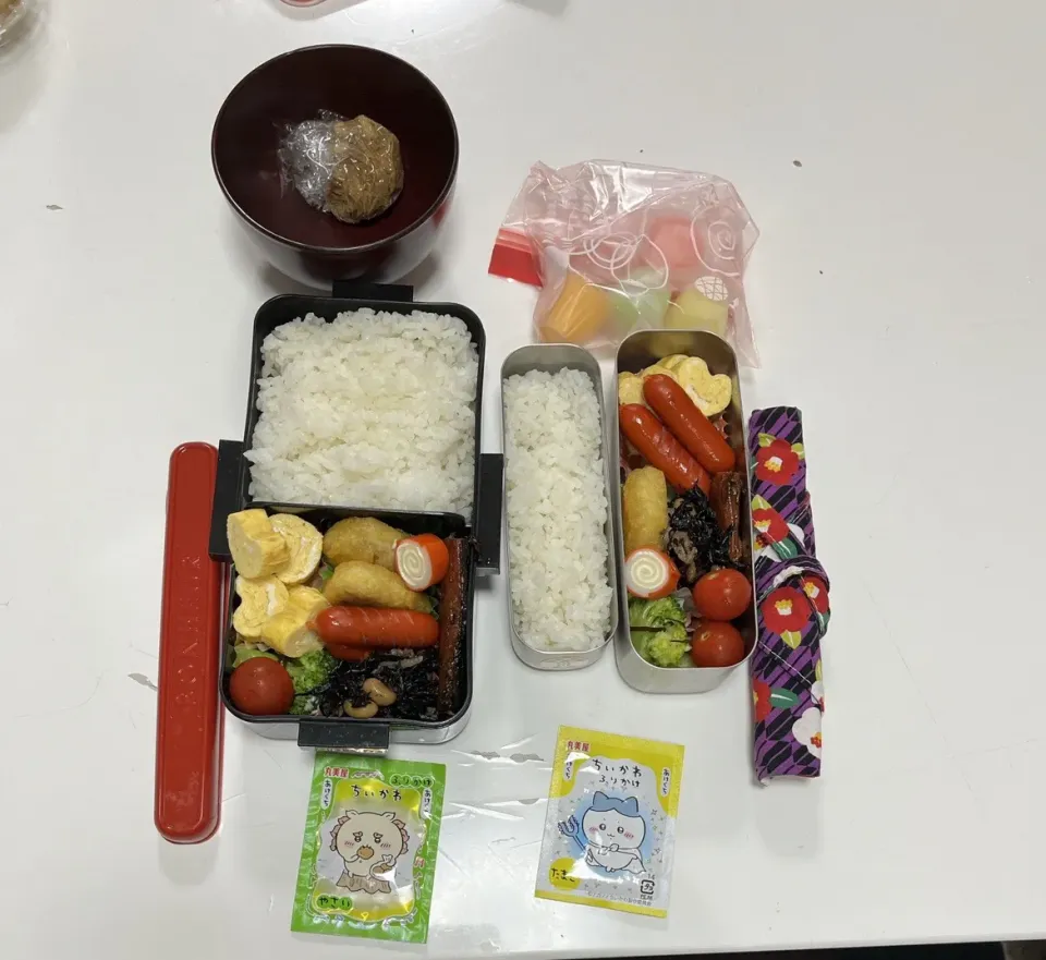 パパ弁&小５女子弁当。☆ほっけみりん☆赤ウインナー☆ハート型卵焼き☆チキンナゲット☆ブロッコリーの和え物☆ひじき豆☆チーズロールカニカマ☆プチトマト☆みそ玉（パパ）☆凍ったゼリー（娘）☆ちいかわふりかけ|Saharaさん