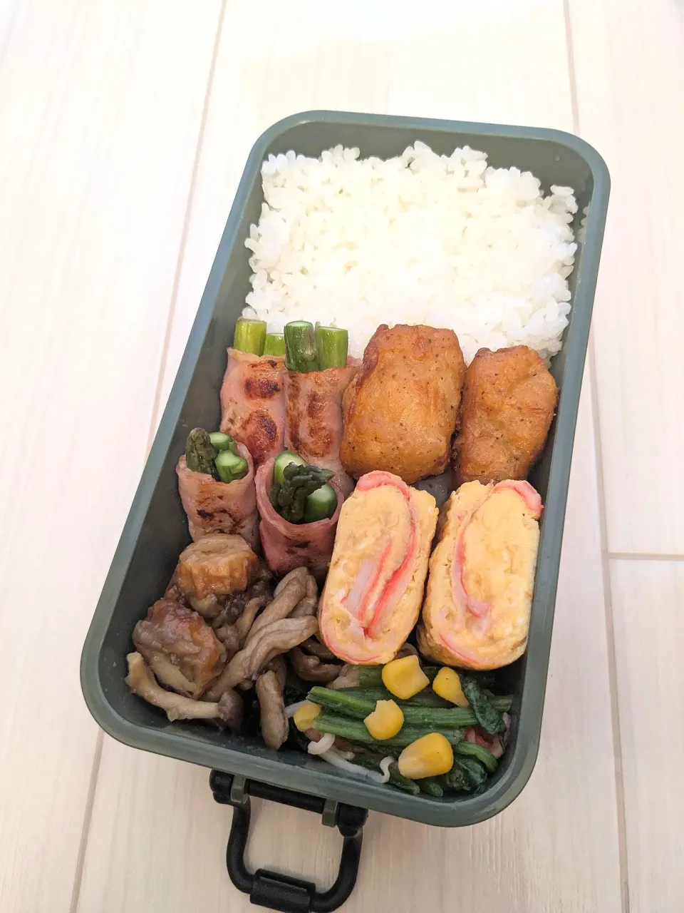 Snapdishの料理写真:アスパラベーコン弁当🌷|きゅーさん