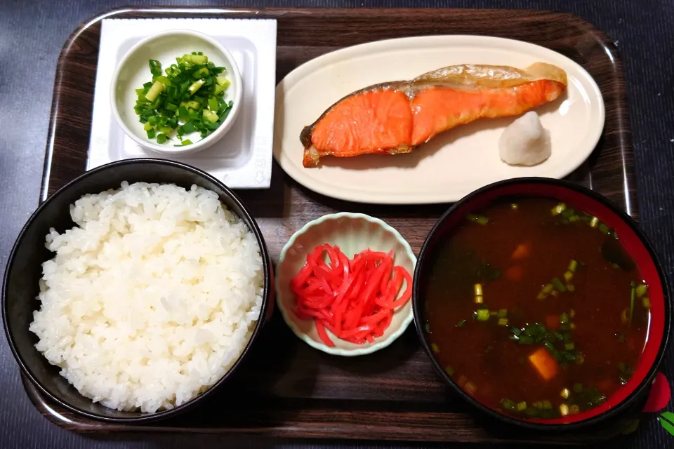 今日の朝ごはん（ごはんは千葉県産ふさおとめ、焼鮭（紅鮭）、納豆、赤だしのなめこ汁、紅しょうが）|Mars＠釜飯作り研究中さん