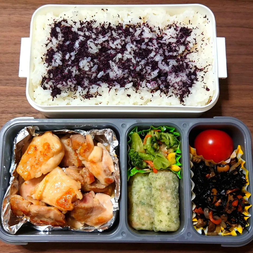 Snapdishの料理写真:今日の手作り弁当は、焼鳥弁当。

献立は、
・ごはん（千葉県産ふさおとめ）
・焼鳥（塩）
・ちくわの磯辺揚げ、ブロッコリーサラダ
・ひじき煮、ミニトマト|Mars＠釜飯作り研究中さん