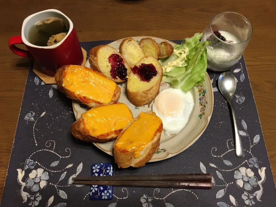 Snapdishの料理写真:フランスパンのチーズトースト＆ガーリックトースト＆カシスジャムトースト、茹で目玉焼き、レタス、ワカメ＆揚げ玉ねぎ＆揚げニンニク入りタマネギスープ、カシスジャム入りヨーグルト(昼飯)|enarinさん