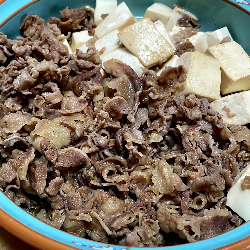 Snapdishの料理写真:すき焼き風。肉豆腐。牛肉豆腐があったので簡単料理。ネギがいつも足りない💦買ってこないとです😅|abekoさん