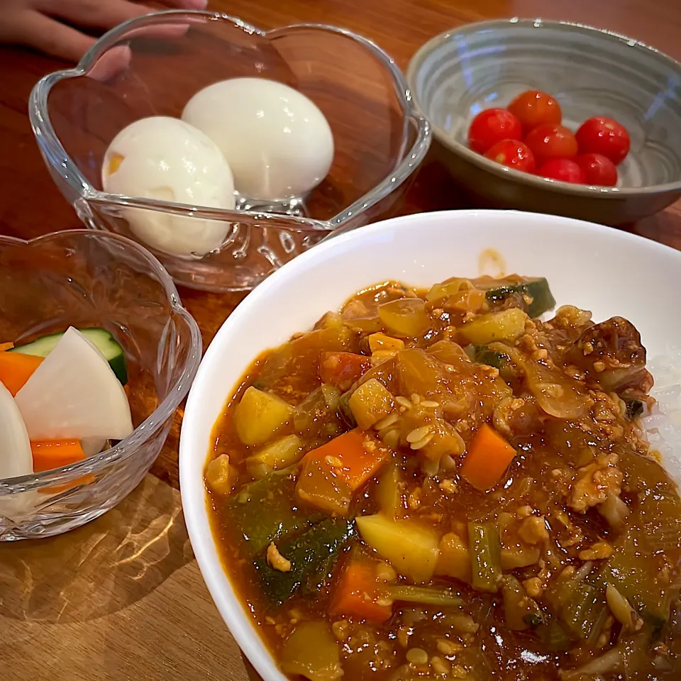 カレーライス　ピクルス　茹で卵　糠漬けミニトマト|とゆあさん