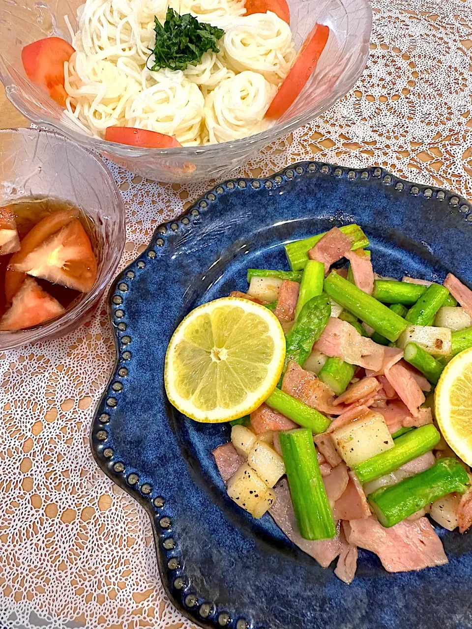 アスパラもちベーコン　レモンソースがけ🍋　そうめん　麺つゆごま油大葉トマト🍅|waicaさん