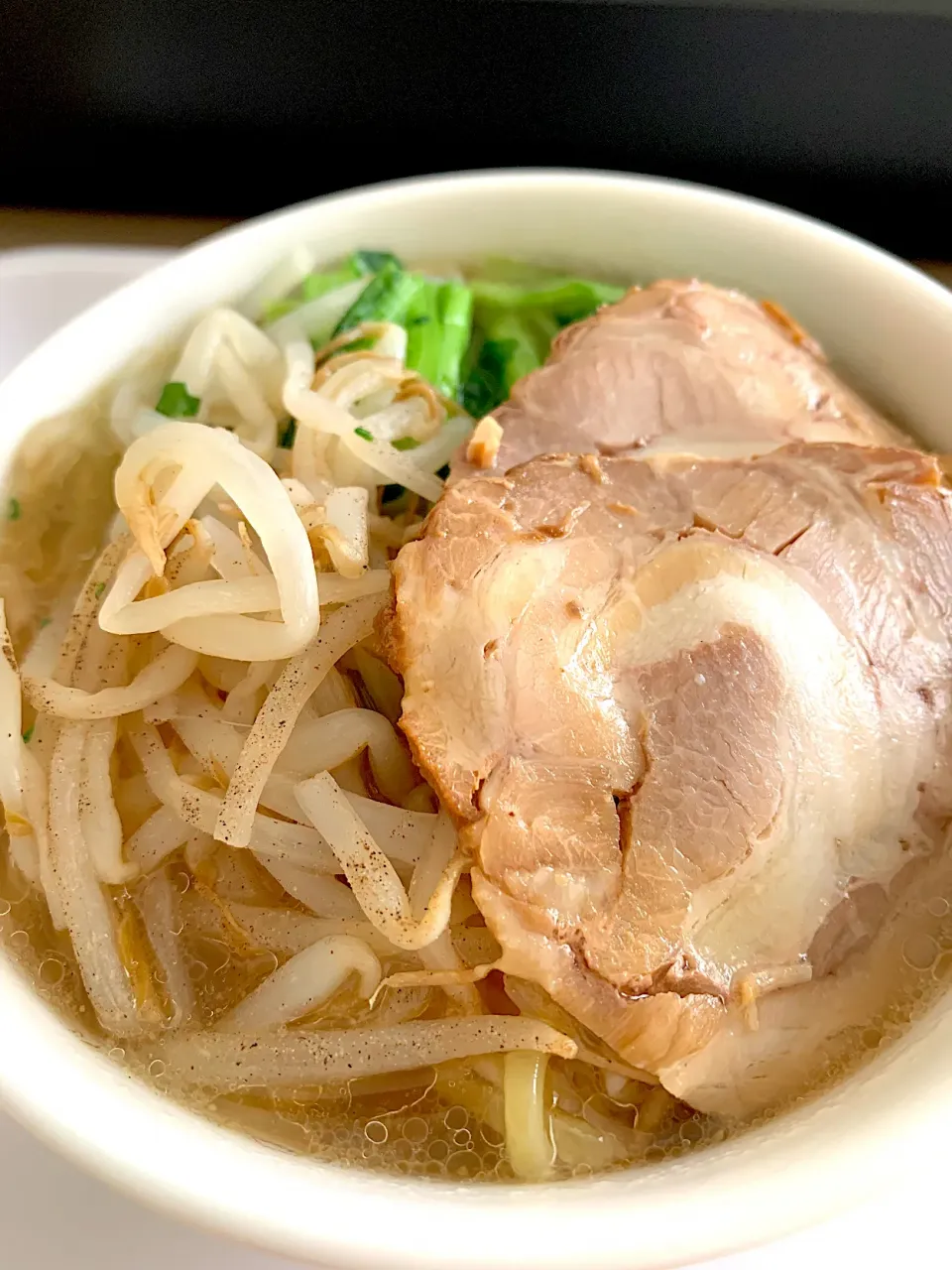 Snapdishの料理写真:【塩麹パウダー入り】柔らかチャーシュー入り醤油ラーメン🍜|Haruさん