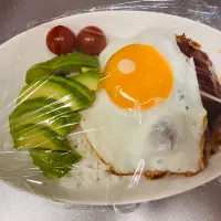 Snapdishの料理写真:【さてと！レタスとあとは…】ロコモコ