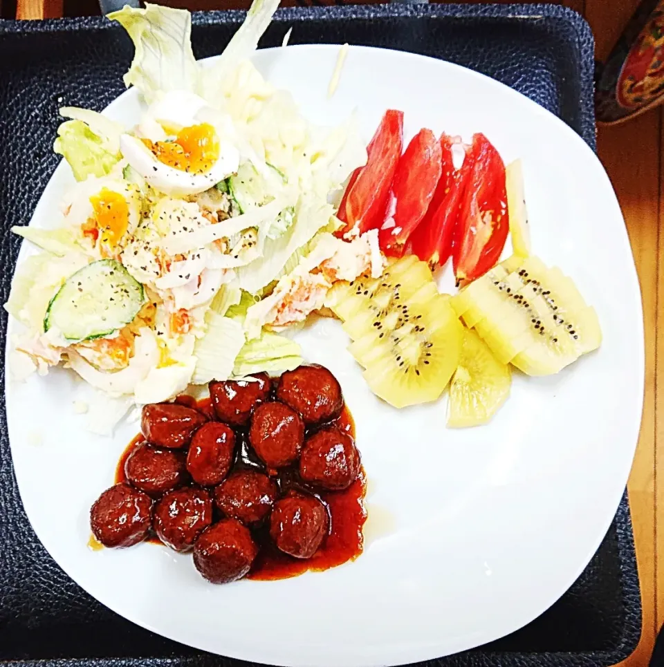 肉団子と半熟卵のポテトサラダとトマトとキウイ|Lastさん