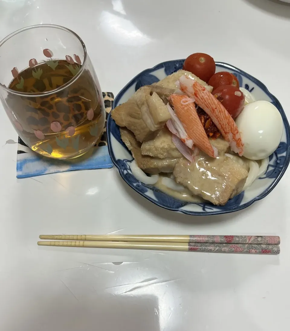 晩御飯☆サラダうどん（煮豚・カニカマ・プチトマト・ゆで卵・食べラー）|Saharaさん