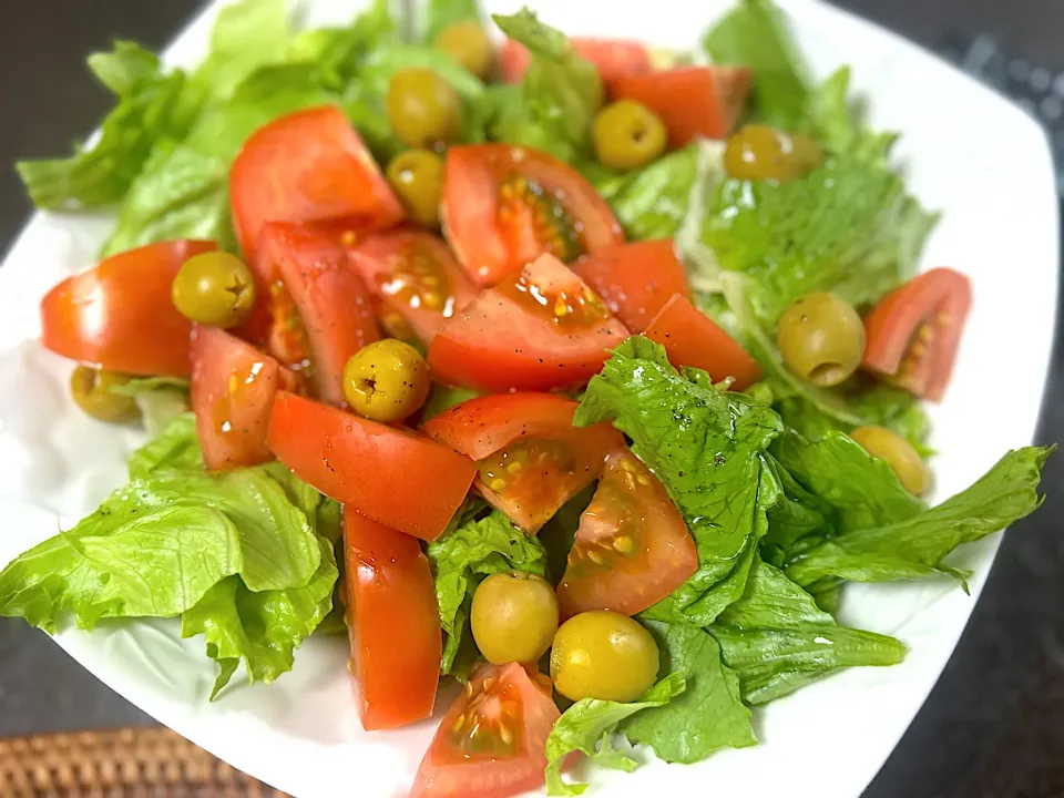 Lettuce, tomato & Olive salad|yeni kartikasariさん