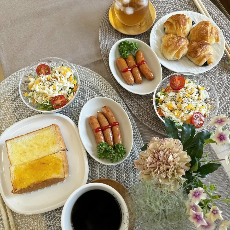 6/22❤︎休日モーニング🌱
おはようございます！お天気回復☀️
今日は暑くなりそうですね！🥰

・ 甘夏ジャムバタートースト
・ ミニチョコクロワッサン🥐
・ シャウエッセン焼き
・ ミモザサラダ🥗|Makinsさん