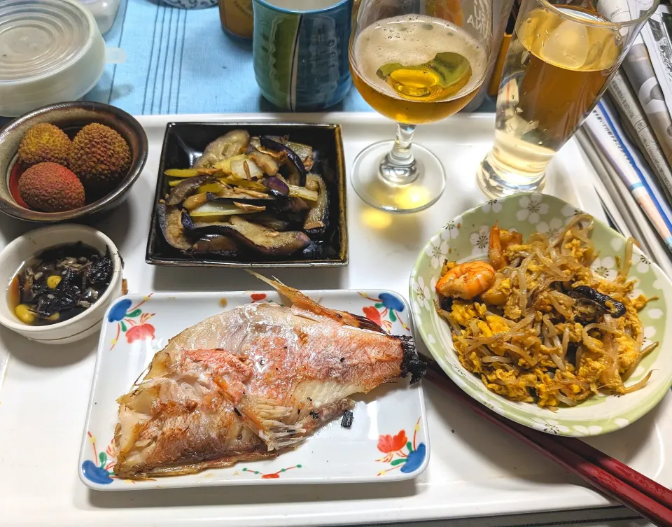 Snapdishの料理写真:6/3（月）夕食。
赤魚の粕漬け。
エビときくらげ、もやし玉子の中華炒め。
ナスと小松菜のしょうが炒め。|へいちゃんさん