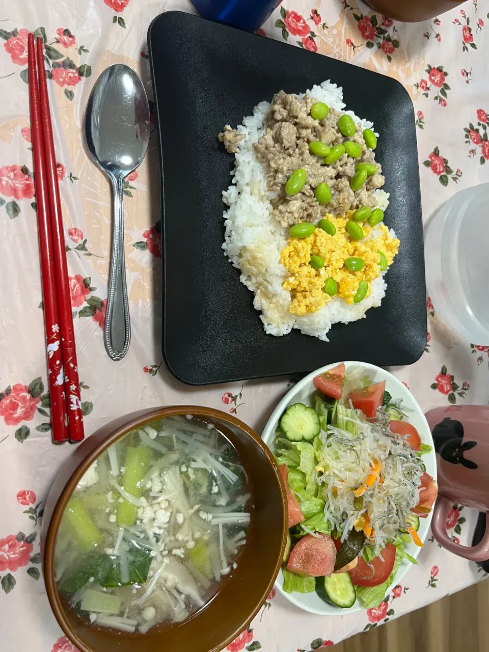 昨日の晩御飯は枝豆🫛のせた3色丼✨|モモ&ハーブmama🐰🐹🐢🐠❤️さん