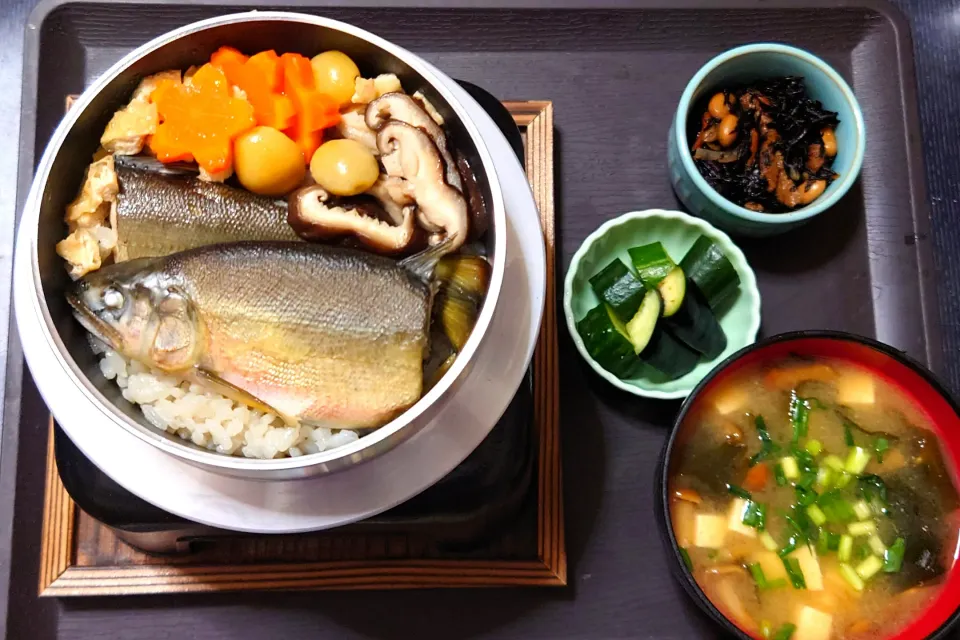 今日昼ごはん（鮎釜飯にひじき煮、なすときゅうりの漬物、なめこ汁）|Mars＠釜飯作り研究中さん