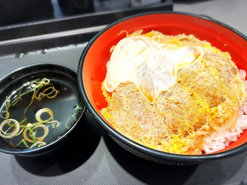 かつ丼 ¥580|Blue Moon Caféさん