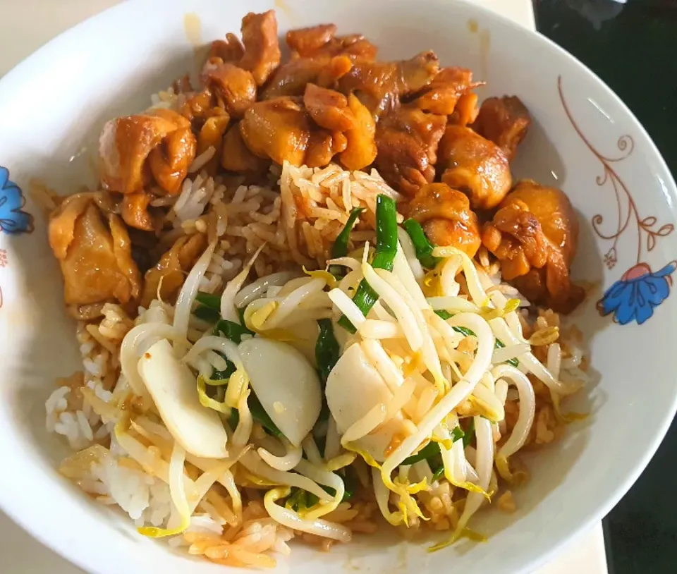 simple lunch 😋 
麻油鸡🐔 豆芽炒蒜|🌷lynnlicious🌷さん