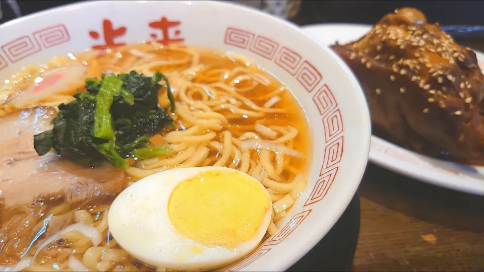 【1953年創業】 
中華そば 光来 
中華そば (460円) 
＋豚足煮込み (300円) 
＋沢庵 (卓上、無料) 
＠新宿西口4分 
(JR新宿駅から徒歩8分) 
24152 (163,567)|大脇さん