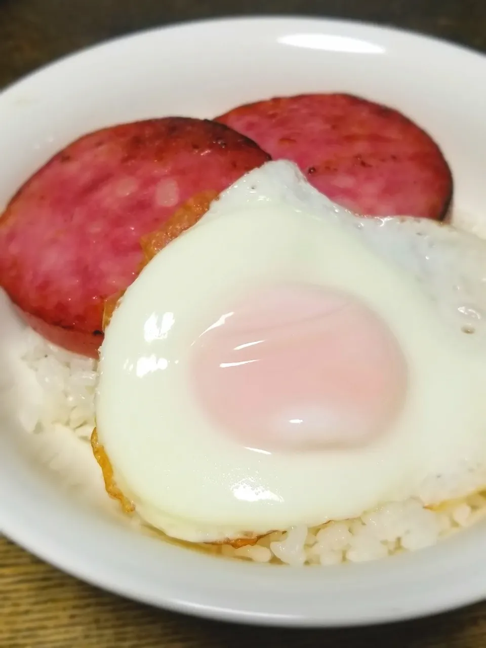 パパ作👨あらびきポークソーセージ丼|ぱんだのままんさん