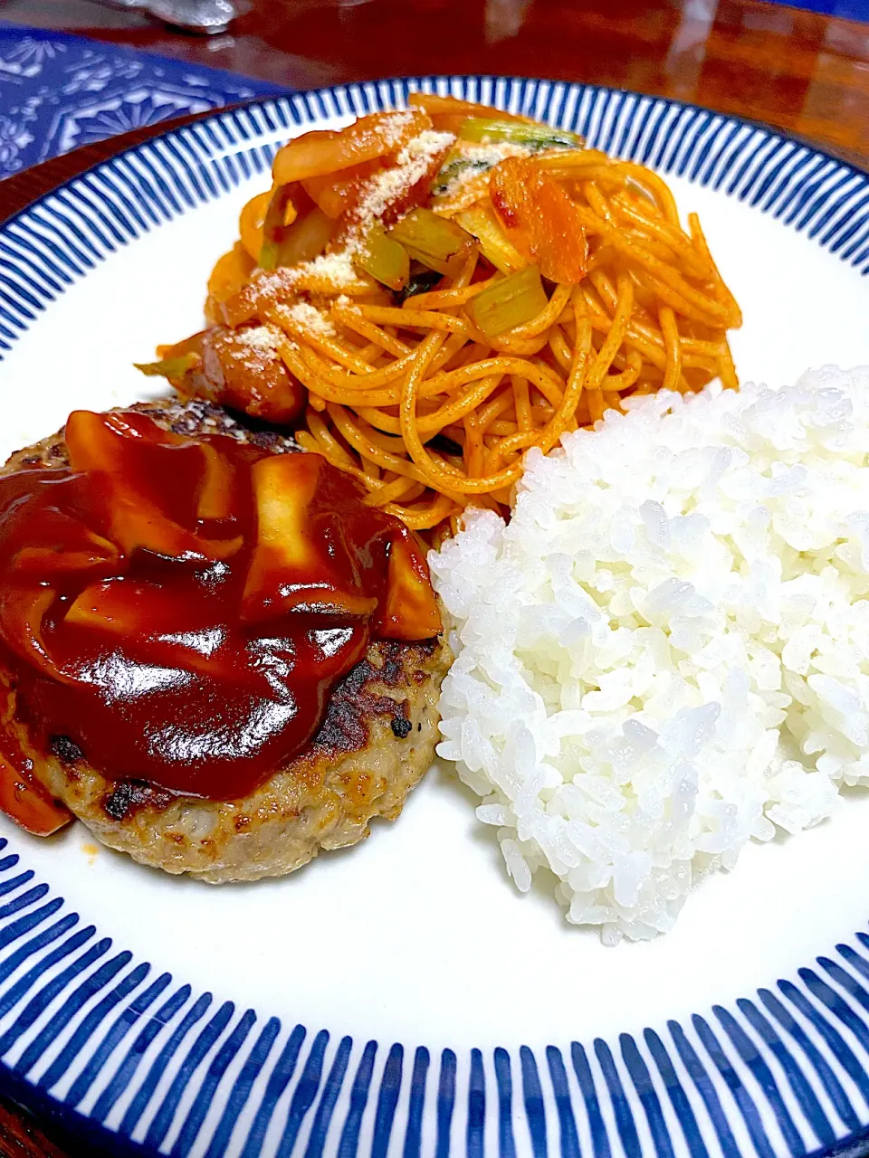 Snapdishの料理写真:ハンバーグとナポリタン🍝|♫cook船長♬♫さん