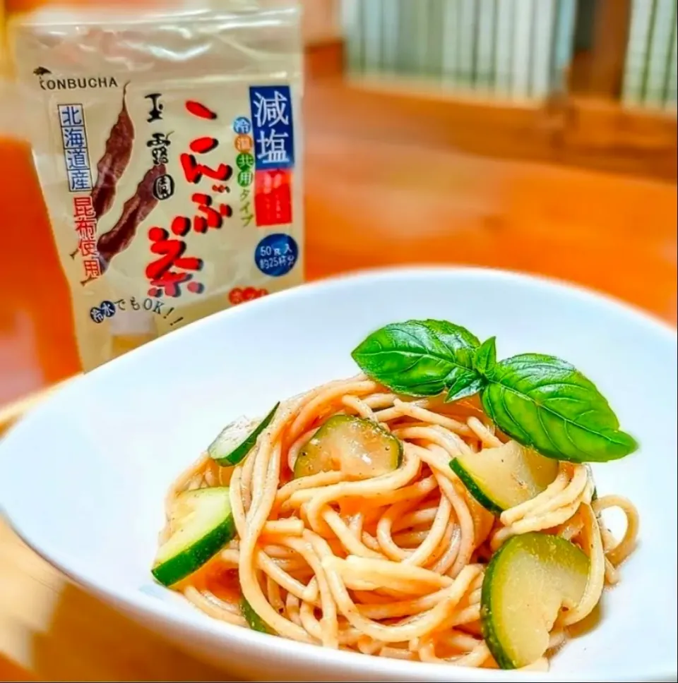 減塩✨フレッシュトマトと梅の冷製パスタ

食物繊維が豊富な全粒粉パスタに爽やかな梅とトマト、ズッキーニを加えた冷たいパスタ🌳

こんぶ茶の旨味が素材を引き立ててくれる、塩を使わないパスタです☺

減塩中の方やダイエット中の方におすすめ🎶
|森のごはん屋さんさん