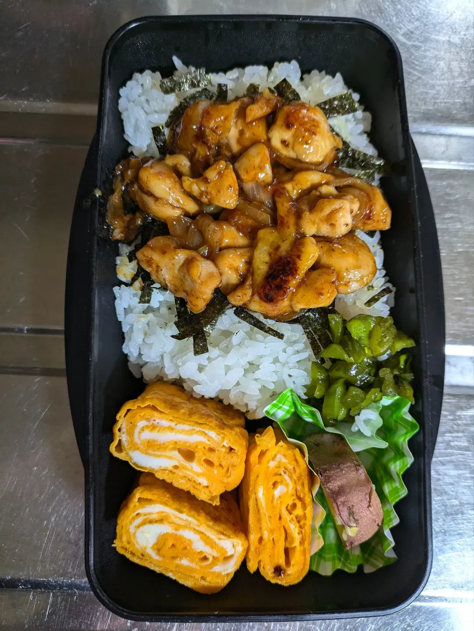 旦那弁当　2024/6/23

焼き鳥丼
玉子焼き
さつまいもの甘煮|ユキヨメ♪さん