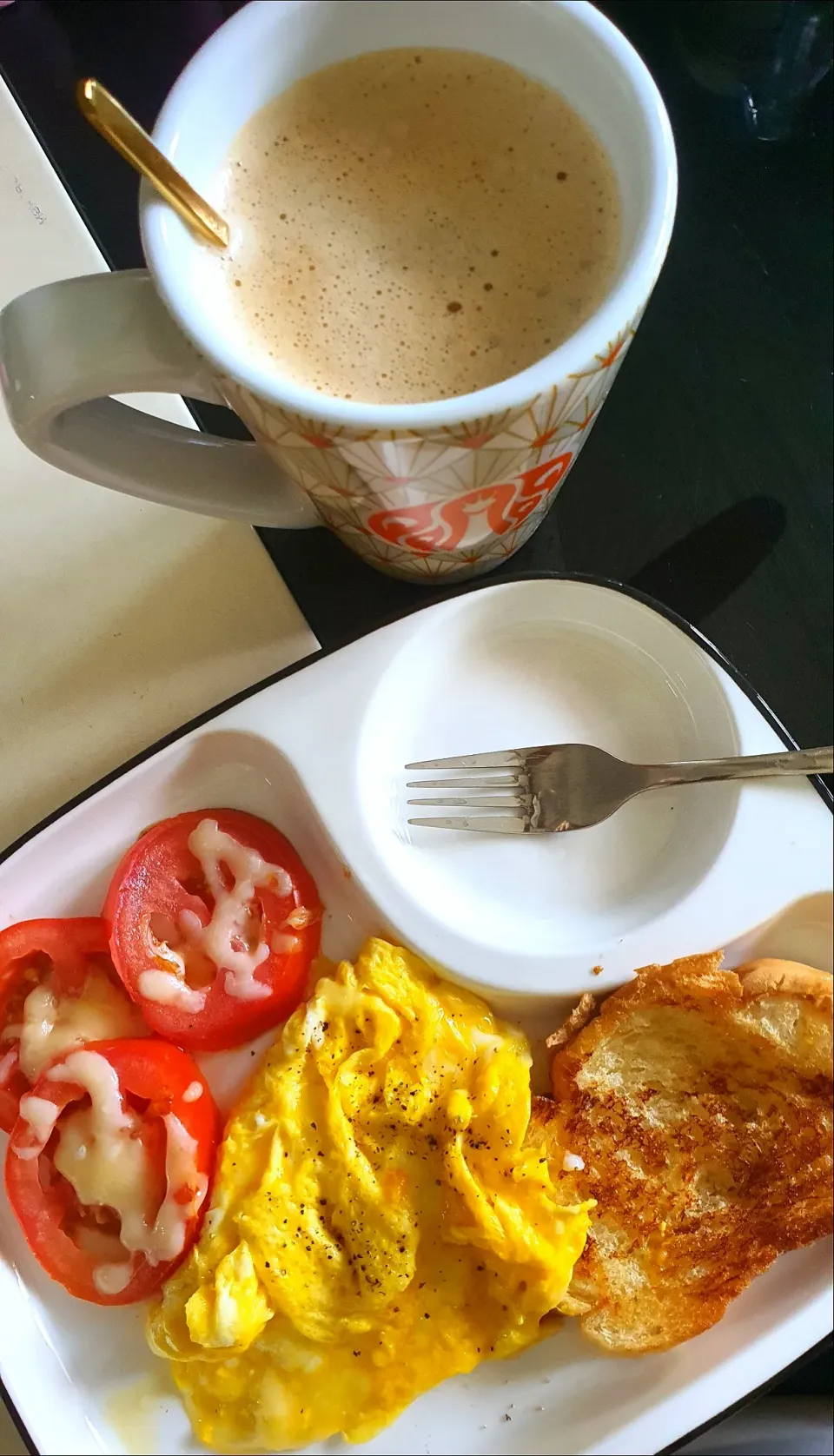 Good morning 🥰😍😋 ☕️
Latté + scrambled eggs with toast & tomatoes 🍅|🌷lynnlicious🌷さん