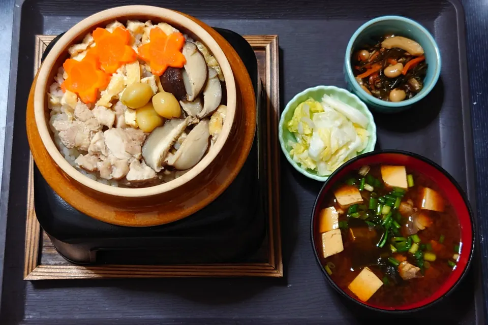 今日の昼ごはん（鶏五目釜飯、切り昆布煮、白菜漬、わらさのみそ汁（ぶりのみそ汁））
※釜は峠の釜めしの陶器釜を再利用。|Mars＠釜飯作り研究中さん