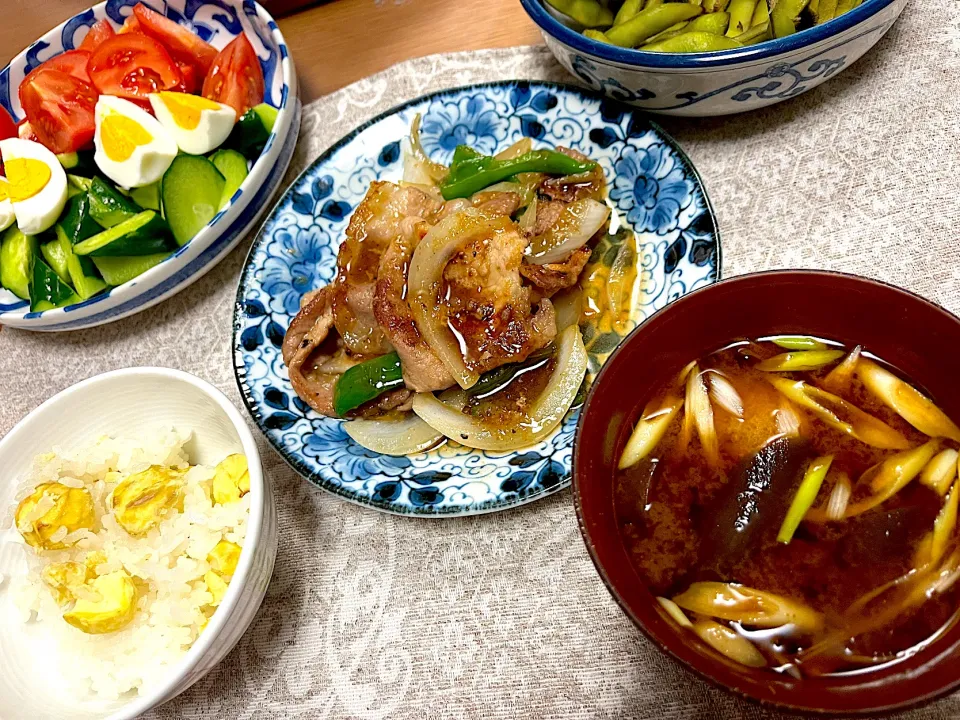 塩麹パウダーで生姜焼き🐖、栗ご飯、枝豆🫛、茄子とネギの味噌汁、サラダ🥗|1614さん