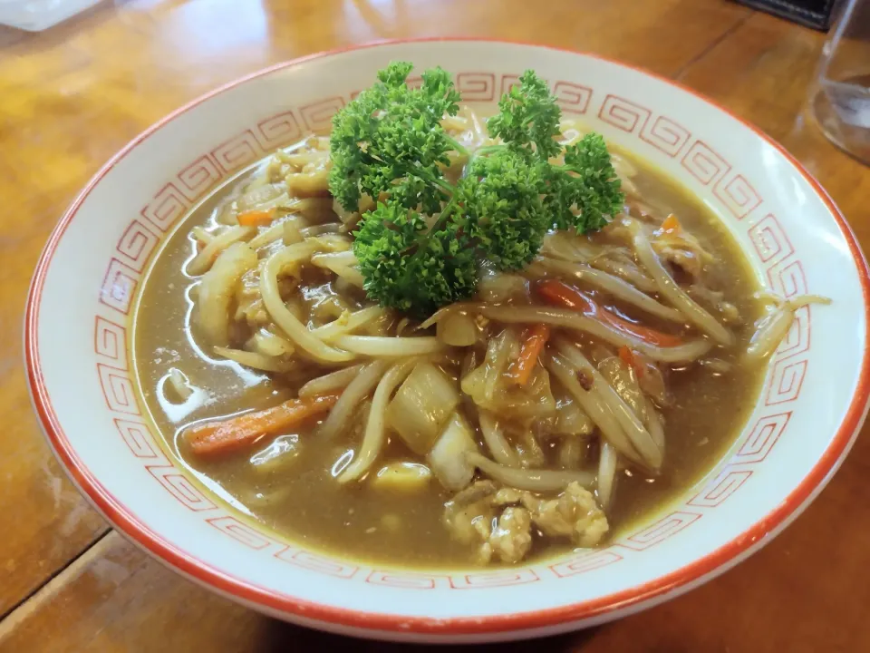 カレーラーメン🍜
最近はカレーラーメンに嵌ってます。
ベースは生の味噌ラーメンです。
野菜を炒めてカレー粉を入れてから添付の味噌ダレを入れます。
汁を半分丼に入れて、片栗粉でトロミを付けます。
麺にカレーが絡まって美味しいです✌️😋|ドッコイさん