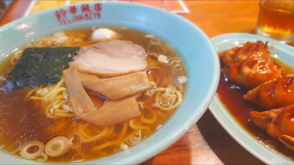 Snapdishの料理写真:【1974年創業】 
中華料理 鈴華飯店 
ラーメン (650円) 
＋揚げ餃子 甘酢あん (500円)
＠赤羽15分
24153 (164,717)|大脇さん