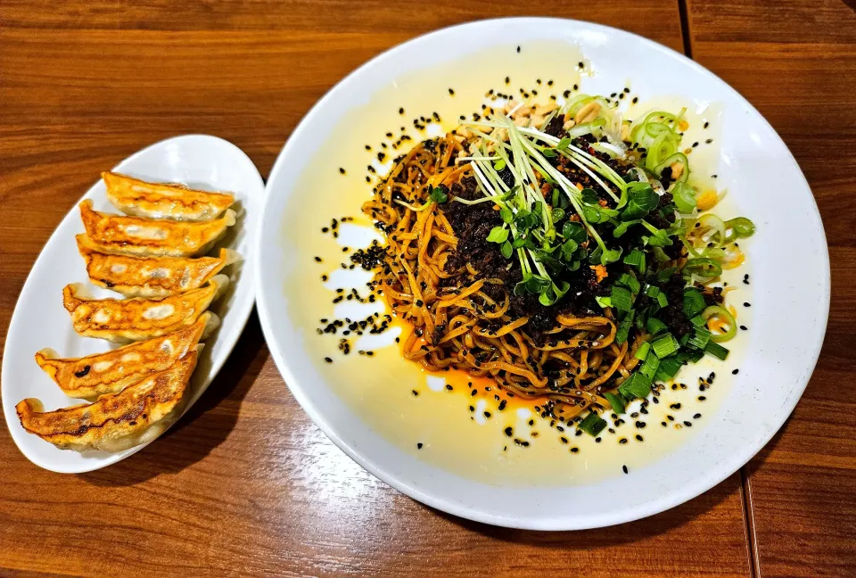 冷やし黒ごま担々麺&やみつき焼き餃子|emiさん