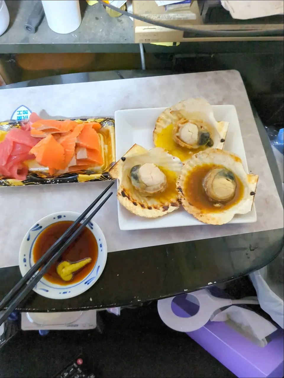 Snapdishの料理写真:マグロとサーモンの刺し身
とホタテバター醤油|高橋智弘さん